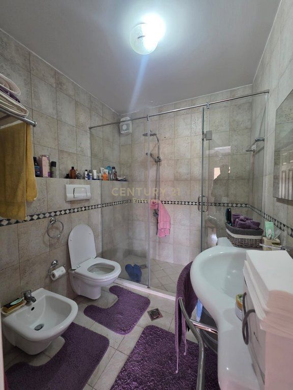 Appartamento 3+1+2 in vendita a Blloku Gintash, Laprake