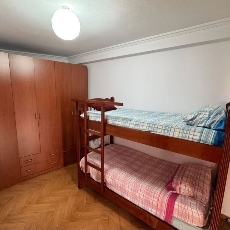 Jepet me qira..! Qëndër.. Rruga e Barrikadave Apartament 2+1