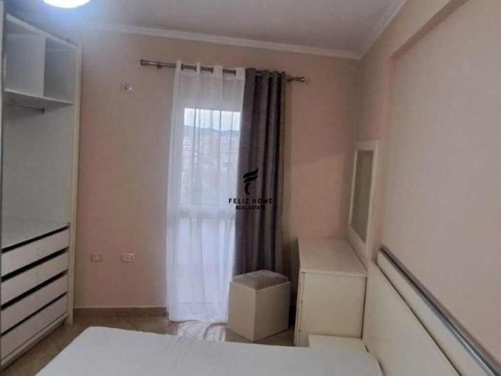 APARTAMENT ME QERA 1+1 RRUGA KONGRESI I MANASTIRIT 42.000 LEKE FH-68975