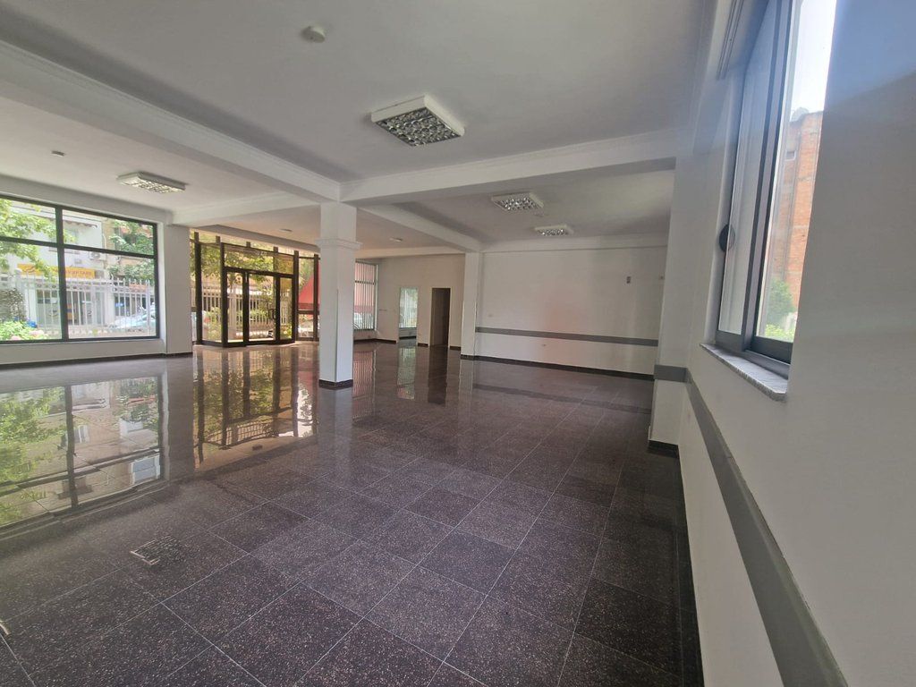 Godinë 2-Katëshe me Qira – Ideale për Klinika dhe Zyra ne Porcelan! 2,500 € /Muaj