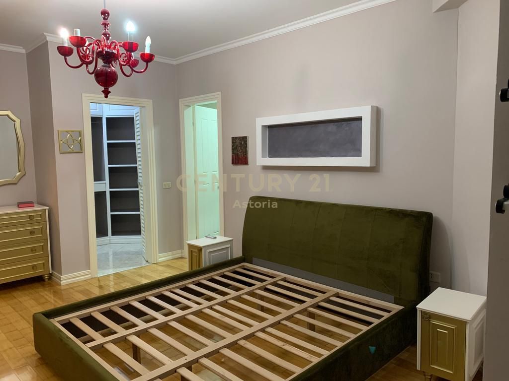 Appartamento spazioso 2+1+2 con balcone chiuso in affitto