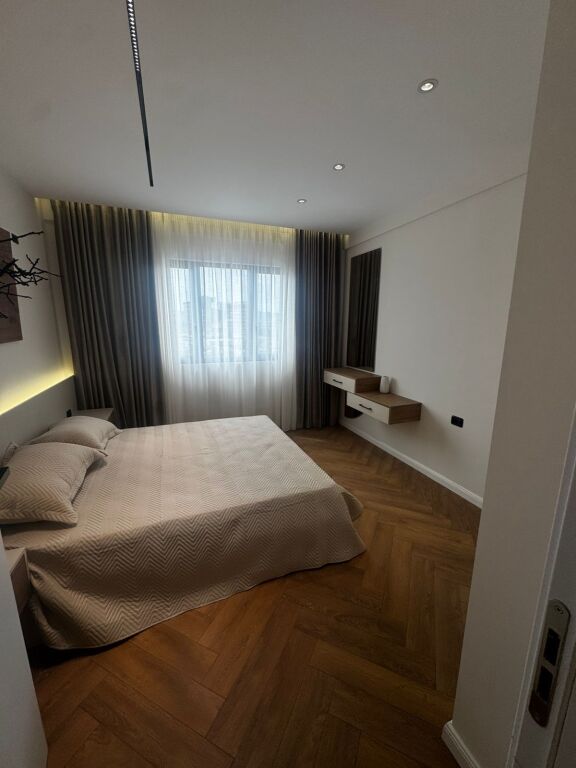 Shitet apartament 2+1 + garderobë – përballë Delijorgjit !