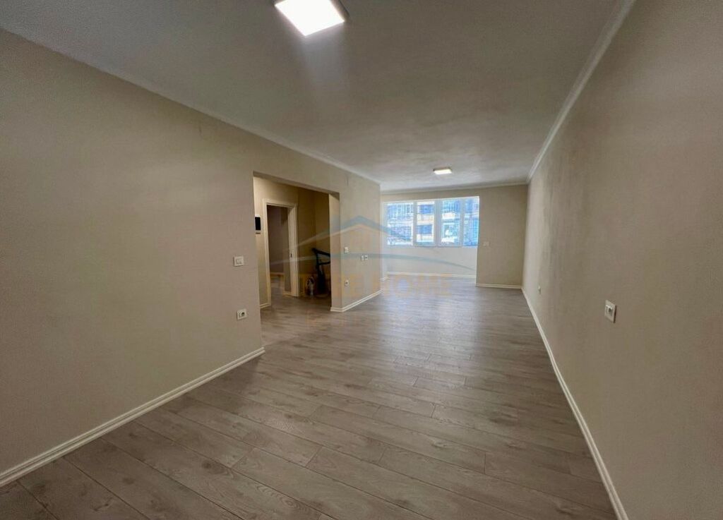 Qera, Ambient Zyre, 21 Dhjetori