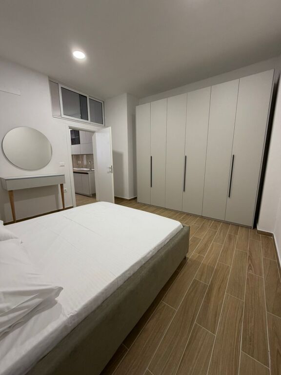 Jepet me qira apartament 1+1 +verand