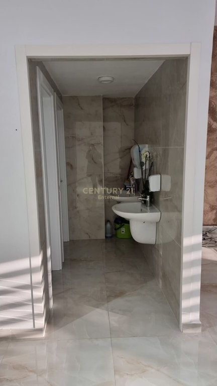 Njësi Komrcialeme Qira tek Farmacia 10    3500