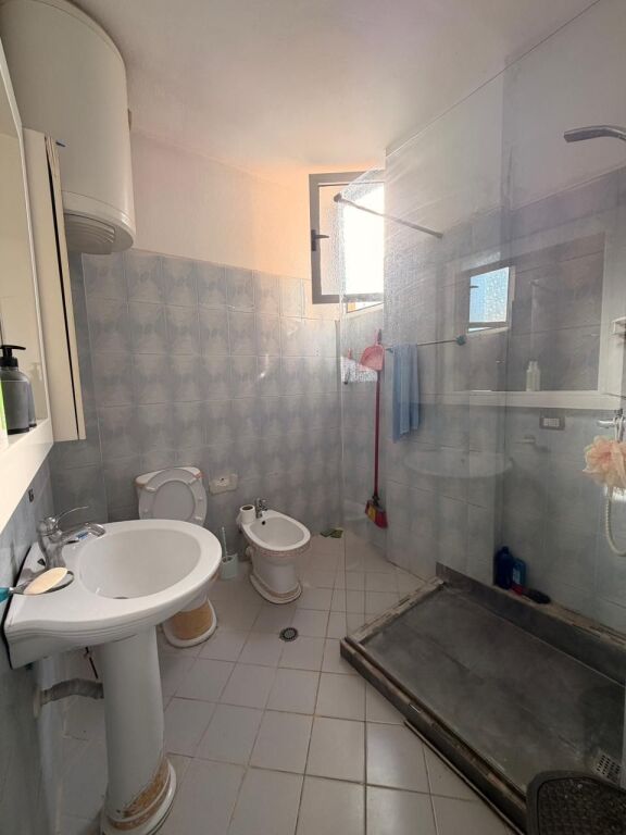 APARTAMENT 2+1 ME QIRA TEK RRUGA KUMINIT