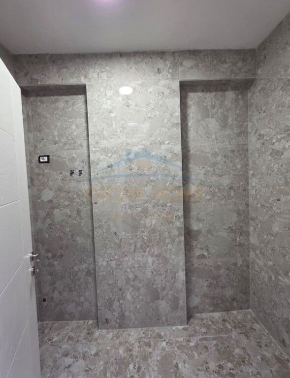 Shitet, Apartament 2+1+2, Restorant Deliu, Fresk.