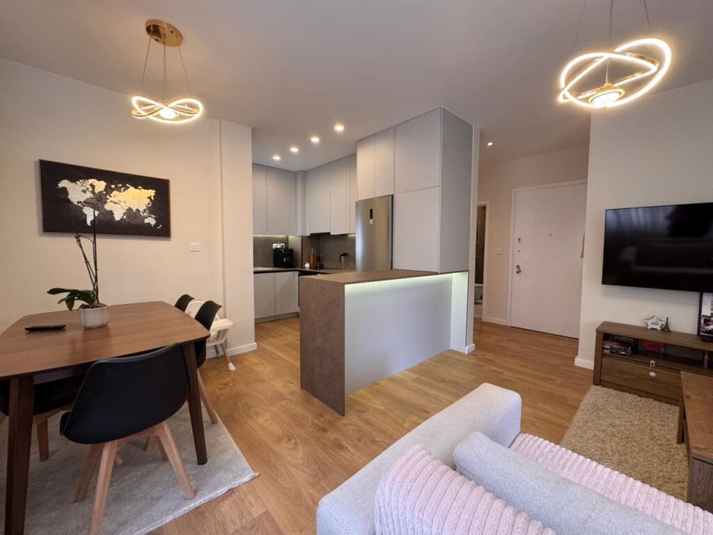 2+1,arredato,lago asciutto vicino all'hotel radison,240 mila euro