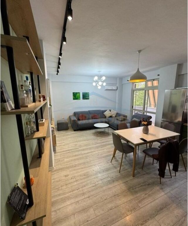 Shitet, Apartament 3+1+2, Stacioni Trenit, Tiranë