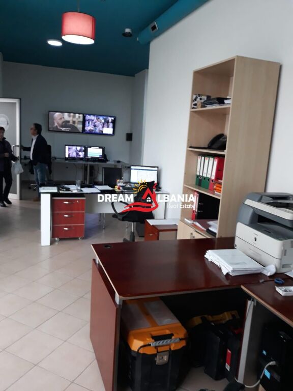 Jepet me qera zyre ne Bulevardin Zogu i Pare prane Ministrise se Drejtesise (ID 42611423)