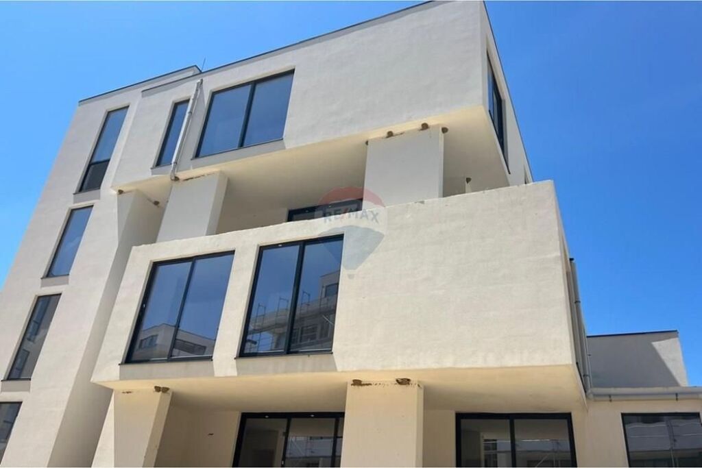 Shitet PentHouse 2+1 tek Porto Lalzi