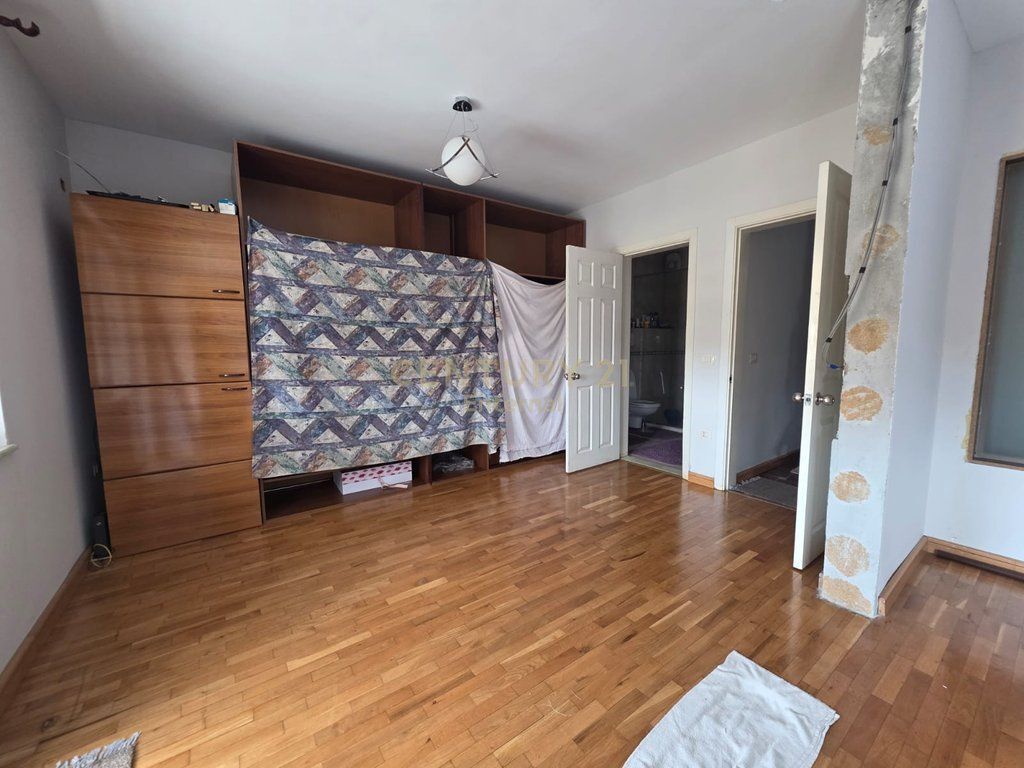 Appartamento 3+1+2 in vendita a Blloku Gintash, Laprake