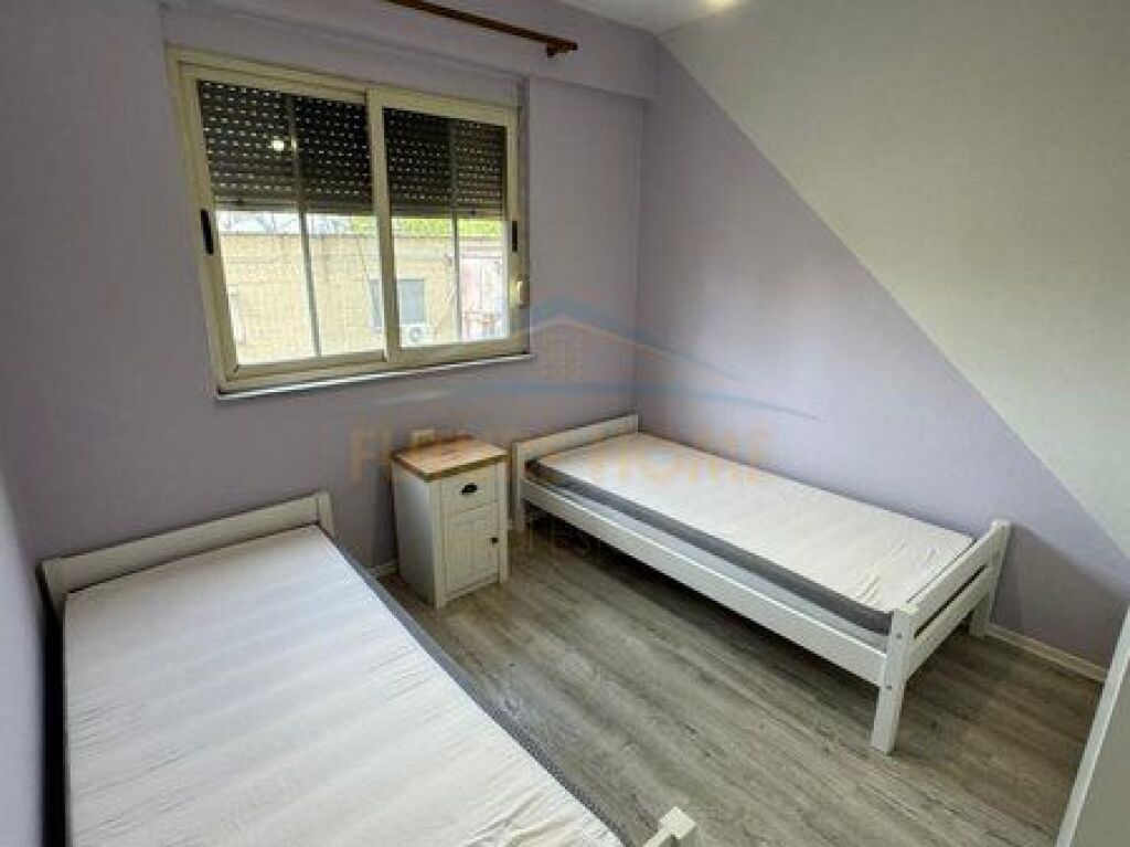 Shitet, Apartament 3+1+2, Stacioni Trenit, Tiranë