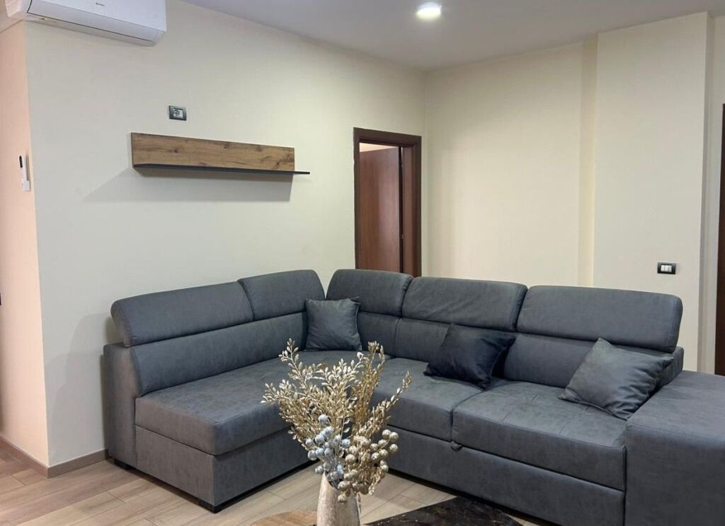 SHTËPI ME QERA  (PËRBALLË DELIJORGJIT)