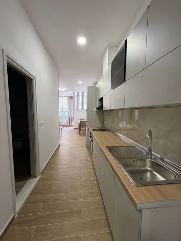 Jepet me qira apartament 1+1 +verand