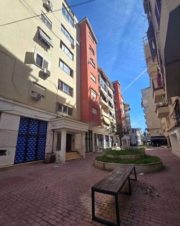 Shitet Super Apartament i investuar 2+1+2 + dy BAllkone Tek njesia Administrative nr 13