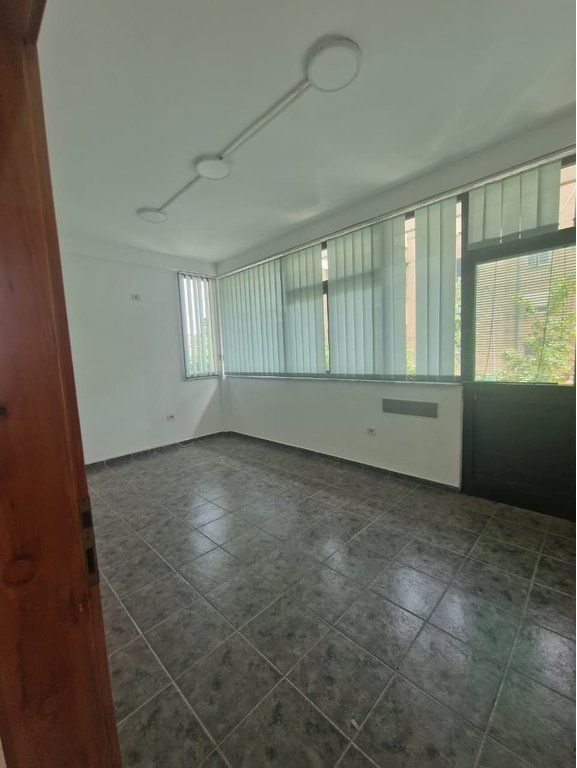 Godinë 2-Katëshe me Qira – Ideale për Klinika dhe Zyra ne Porcelan! 2,500 € /Muaj