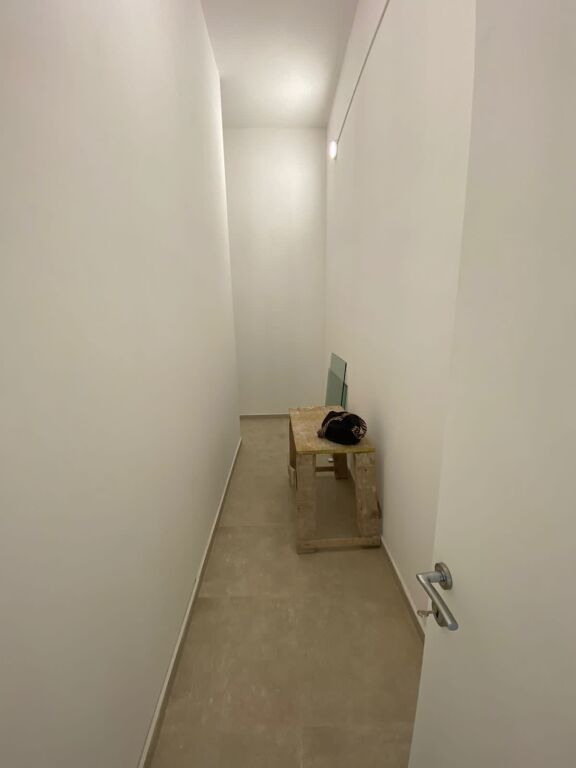 Locale commerciale in affitto 230 m², situato in una zona molto frequentata, all'incrocio vicino a Farmacia 10, sopra il locale Mon Cheri (secondo piano).
Il locale ha ingresso e scale private, adatto per uffici, cliniche, call center o varie attività commerciali.
Affitto mensile: 3500 Euro.
Per maggiori informazioni, si prega di contattare