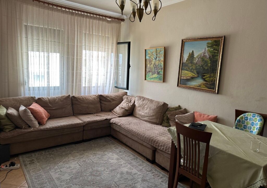 Apartament 2+1 me qira tek Restorant Fresku