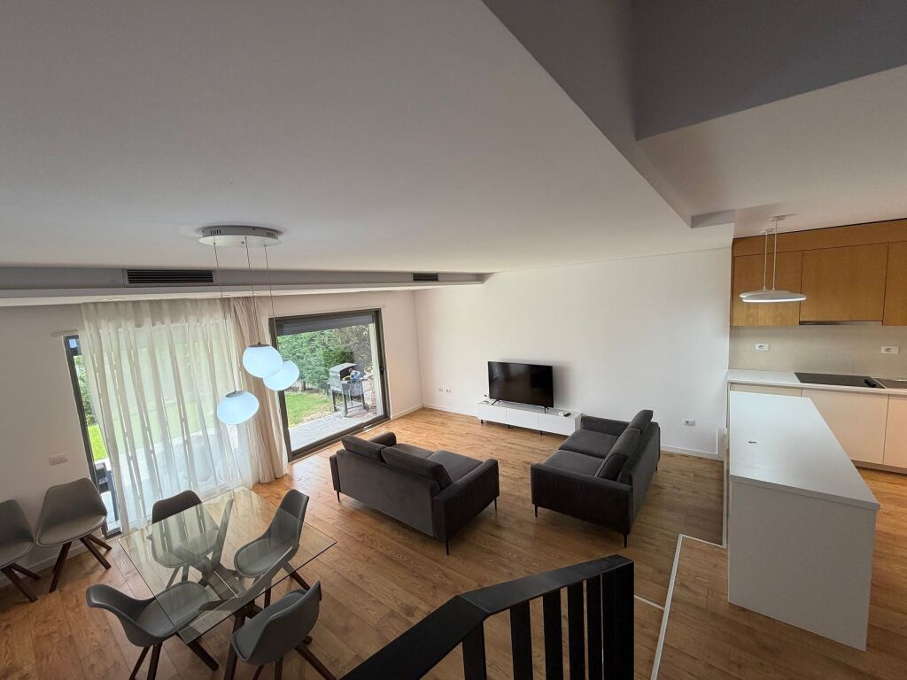 Vilë 3+1+oborr+garazhd me qera në ne TEG - MULLET