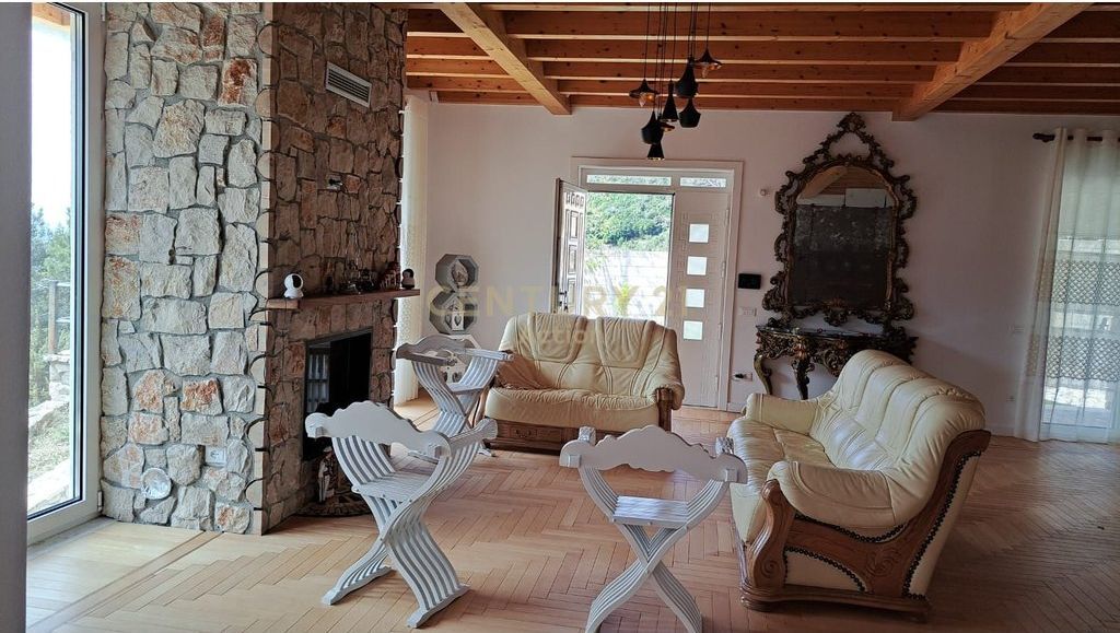 Villa e 7000 m2 di terreno in vendita a Lanabregas