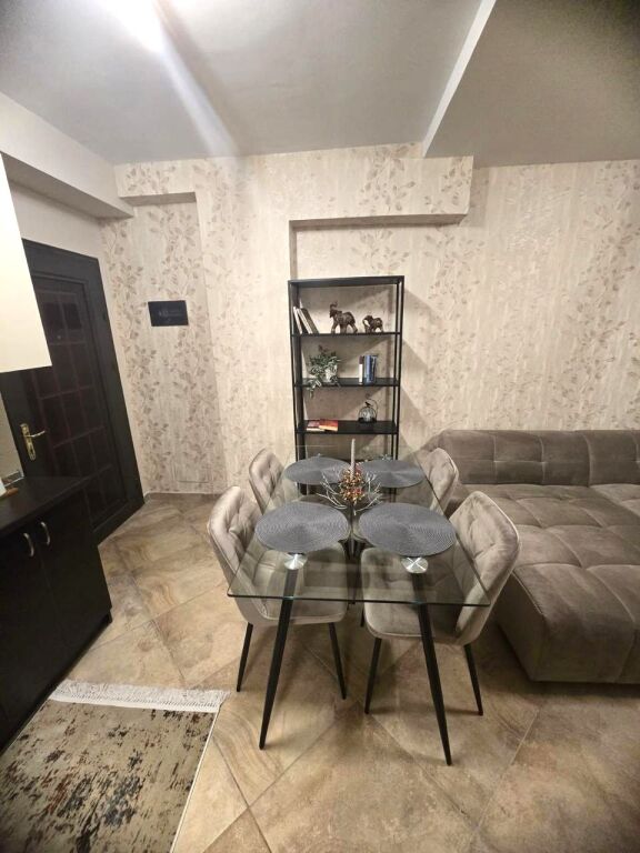 🏢Rruga e Barrikadave,jepet me qera apartament 1+1,i mobiluar. 650Euro