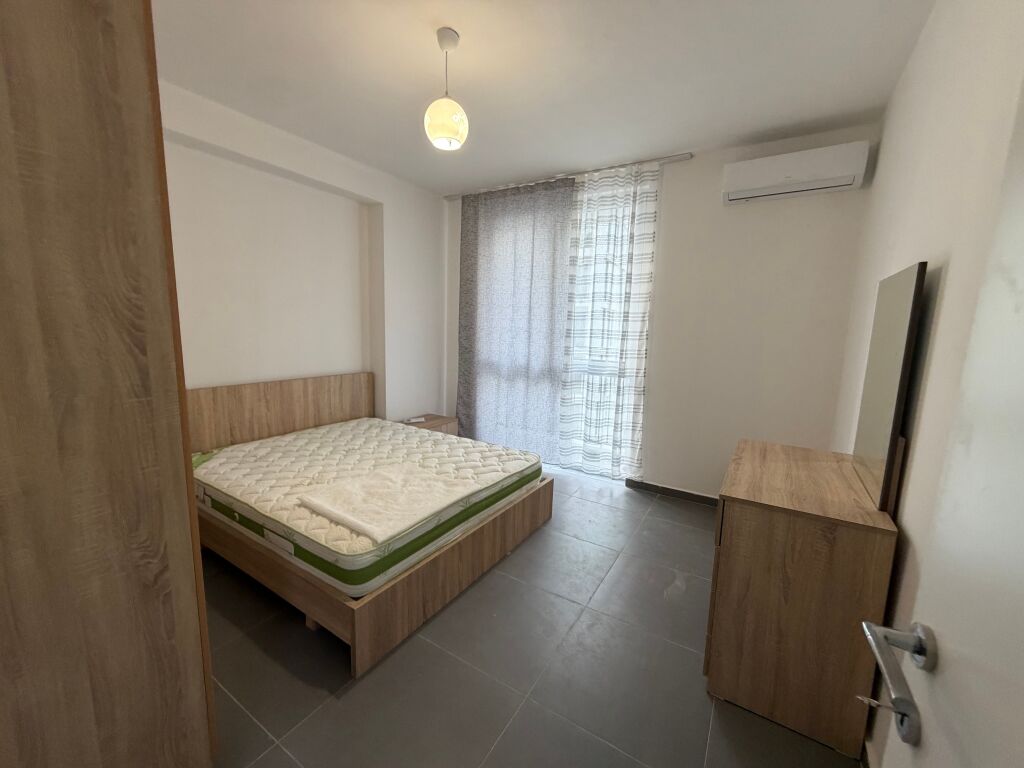 🏡 Appartamento 3+1 in affitto a 5 Maji  Alla fine della strada, in un palazzo nuovo, al 3° piano. Spazio ampio e illuminazione naturale.  💰 65.000 lek/mese 📩 Contatta per maggiori informazioni!