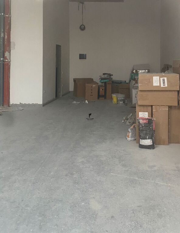 SHOP FOR RENT 80 M2 LAPRAKE 180,000 LEKE FH-69190