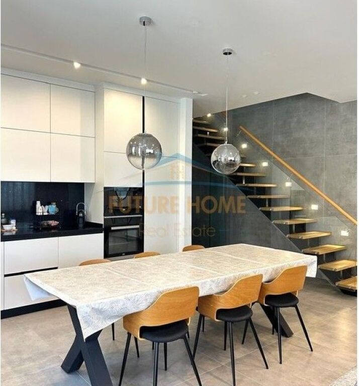 Në Shitje, Vila e Bashkangjitur + Shtëpi Mysafiri, Green Coast Residence