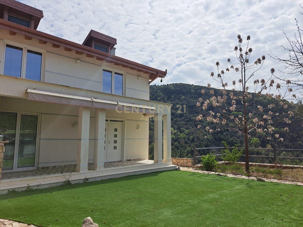 Villa e 7000 m2 di terreno in vendita a Lanabregas