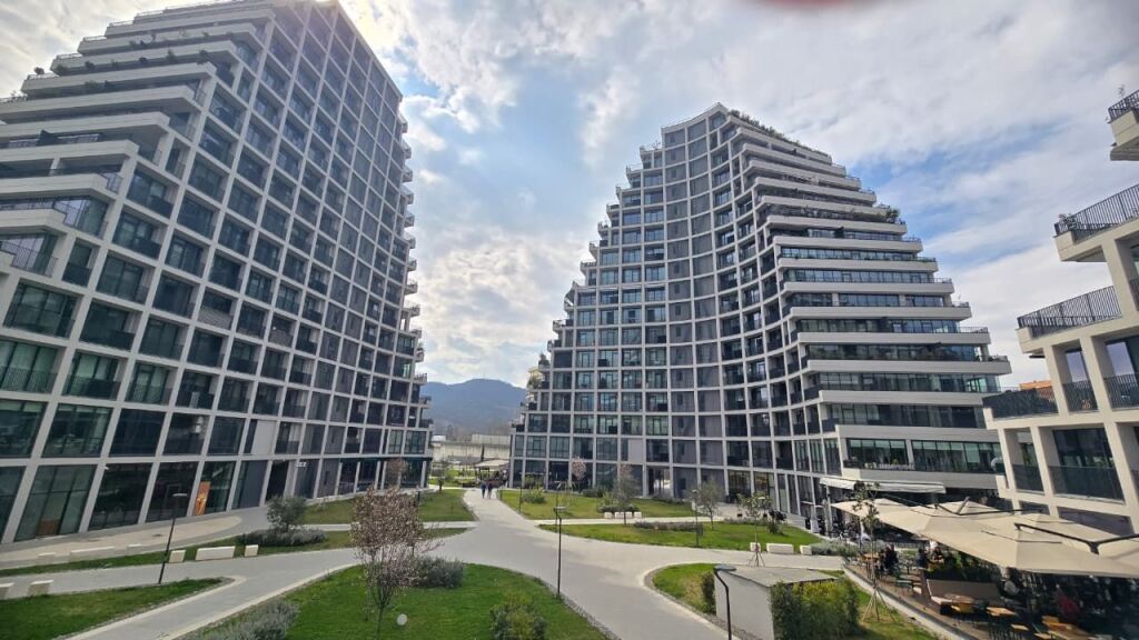 Jepet per Qira zyre te "Lake View"!