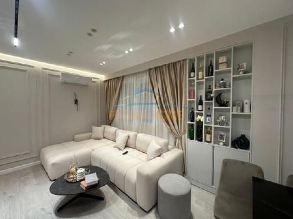 Shitet Apartament 3+1+2,tek Kompleksi E-88,Tiranë.