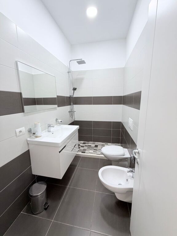 JEPET ME QERA AMBIENT BIZNESI TEK KAZAZI, DURRES