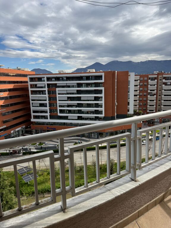 Perballe Delijorgjit Shitet Super Apartament 3+1 Me Mundesi Ndarje Ne 2 Apartamente!