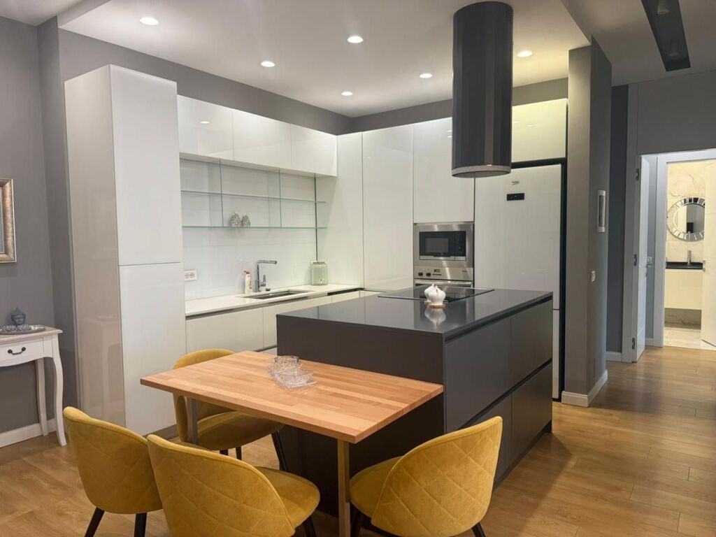 2+1,furnished near the mosque of the botanical garden,850 euros