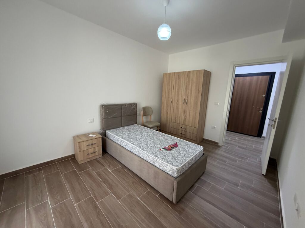 Apartament 2+1 me qira – Zona 5 Maji
Jepet me qira apartament 2+1 në zonën e 5 Majit.  • Ndodhet në pallat të ri  • Kati i 2-të dhe kati i 5-të (opsione të disponueshme)  • Organizim i rregullt dhe hapësira të bollshme  💰 Çmimi: 50,000 lekë/muaj  