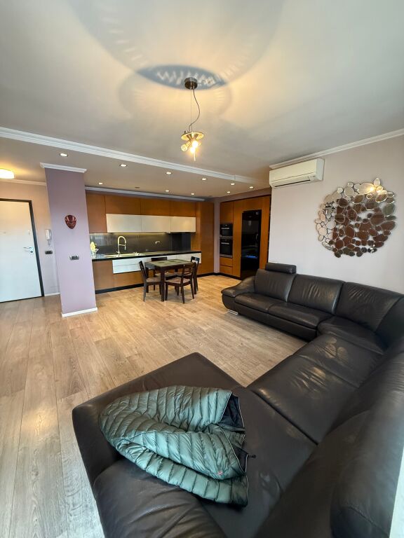 Perballe Delijorgjit Shitet Super Apartament 3+1 Me Mundesi Ndarje Ne 2 Apartamente!