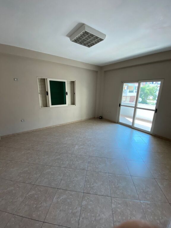 JEPET ZYRE ME QERA 3+1 KOMUNA E PARISIT