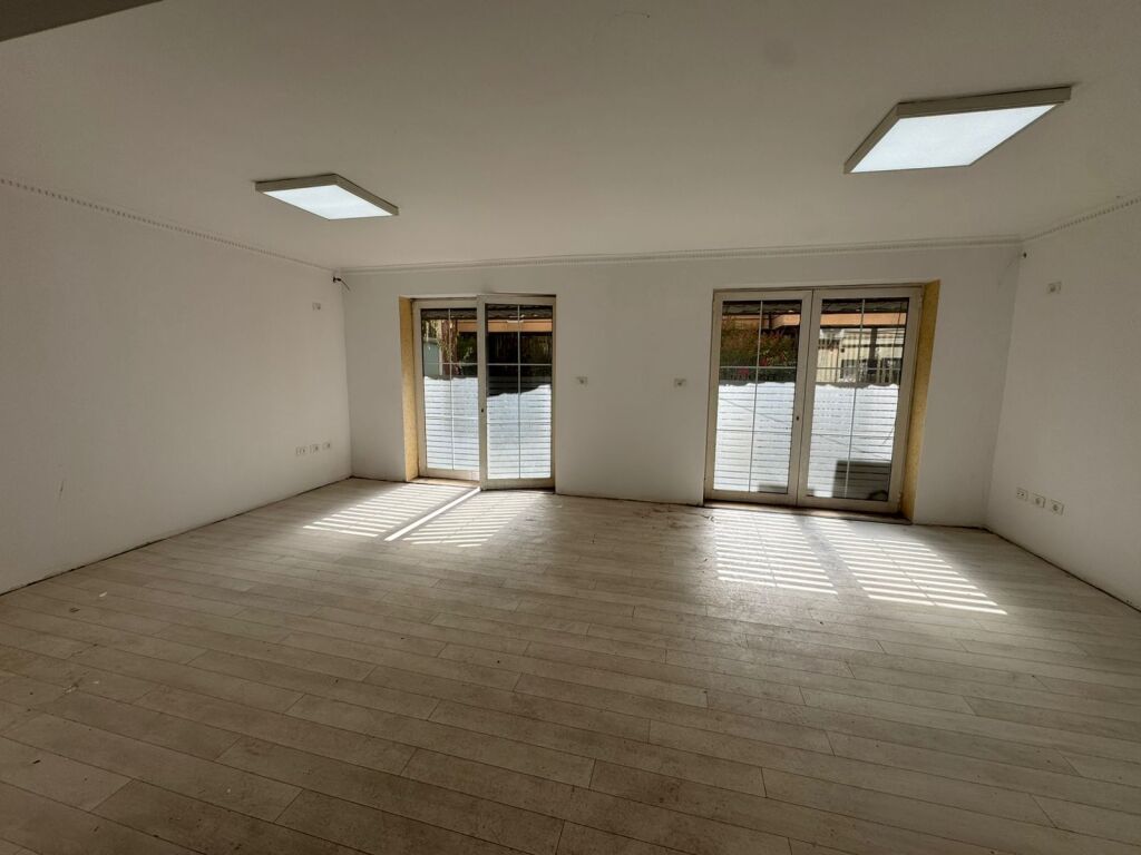 Locale commerciale in affitto in Via Sander Prosi (vicino a Mozaiku)