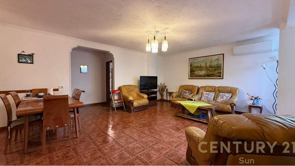 ZOGU I ZI, JAPIM ME QIRA APARTAMENT 2+1 !