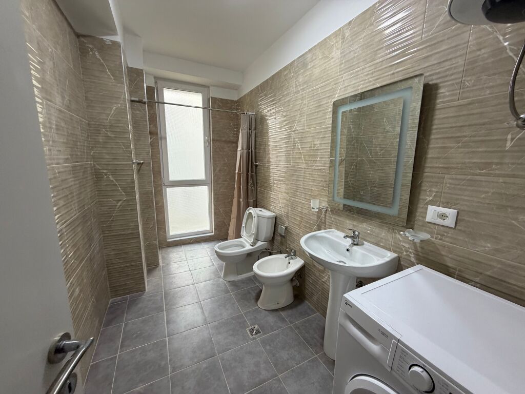 🏡 Apartament 3+1 me qira tek 5 Maji  Në fund të rrugës, në pallat të ri, kati 2 .  💰 65,000 lekë/muaj