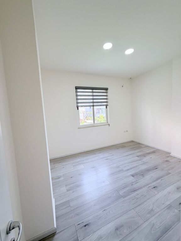 JEPET ME QERA AMBIENT BIZNESI TEK KAZAZI, DURRES