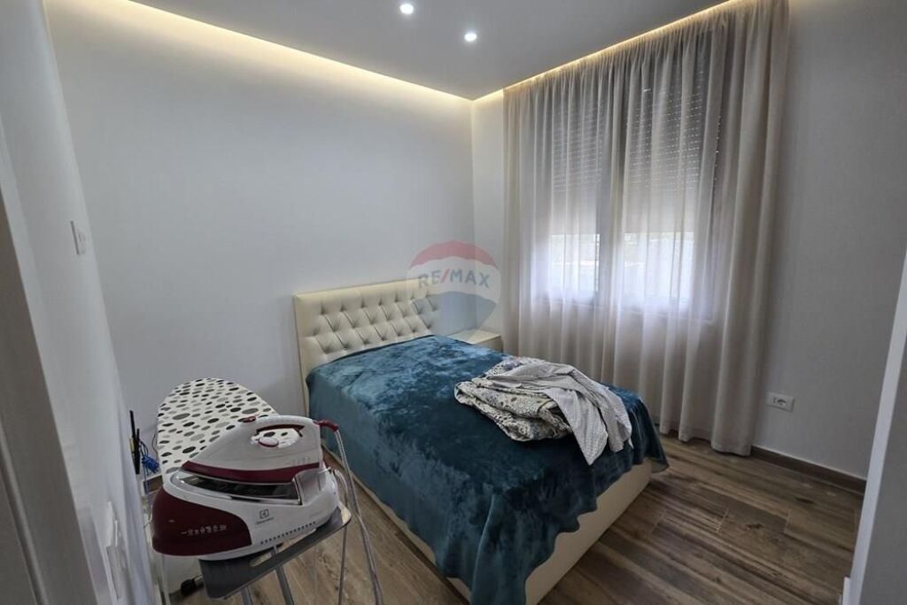 Vilë 3-katëshe me qera në Bërzhitë