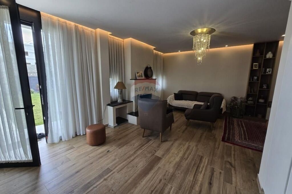 Vilë 3-katëshe me qera në Bërzhitë