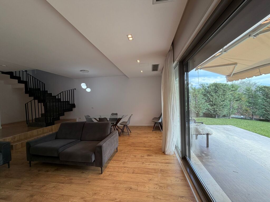 Vilë 3+1+oborr+garazhd me qera në ne TEG - MULLET