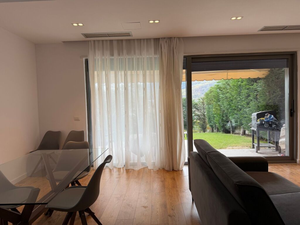 Vilë 3+1+oborr+garazhd me qera në ne TEG - MULLET