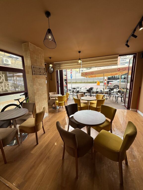 Tek Komuna e Parisit, Shitet Ambient Biznesi Me Verandë &amp; Pranë Rrugës Kryesore!