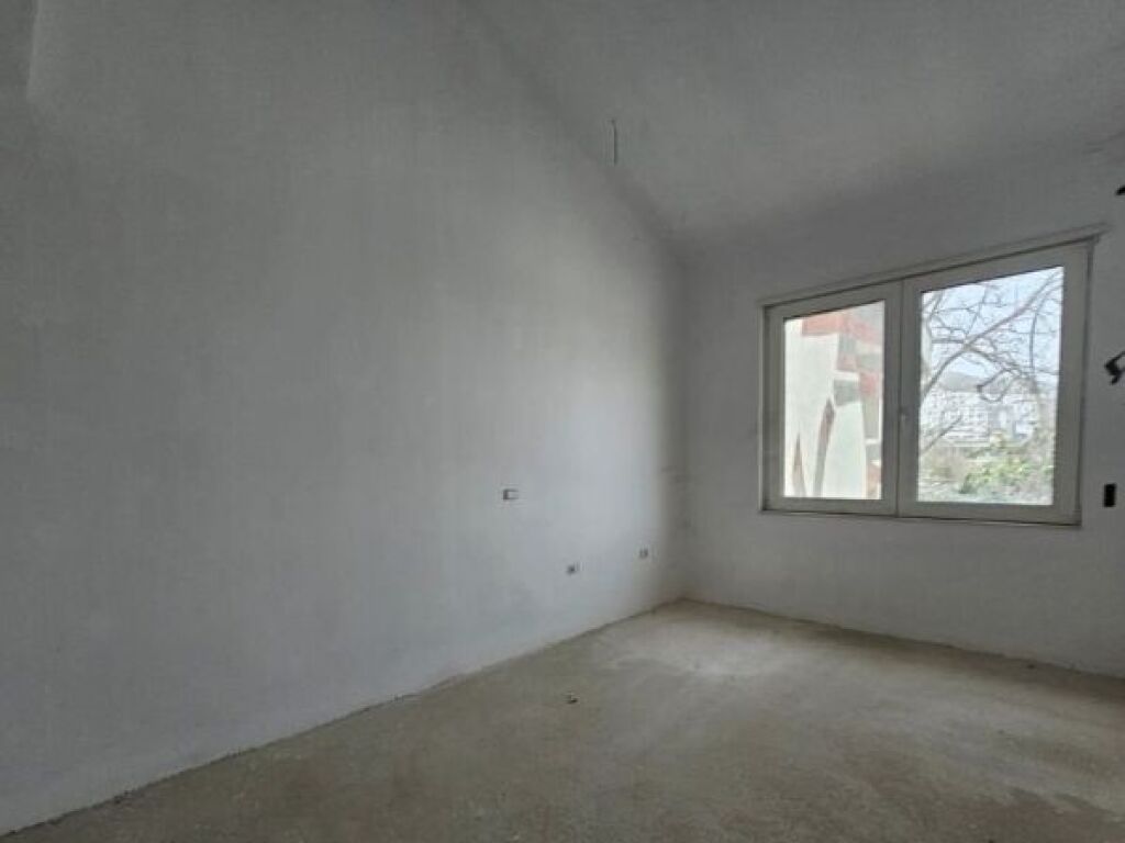 Shitet Vile me pishine