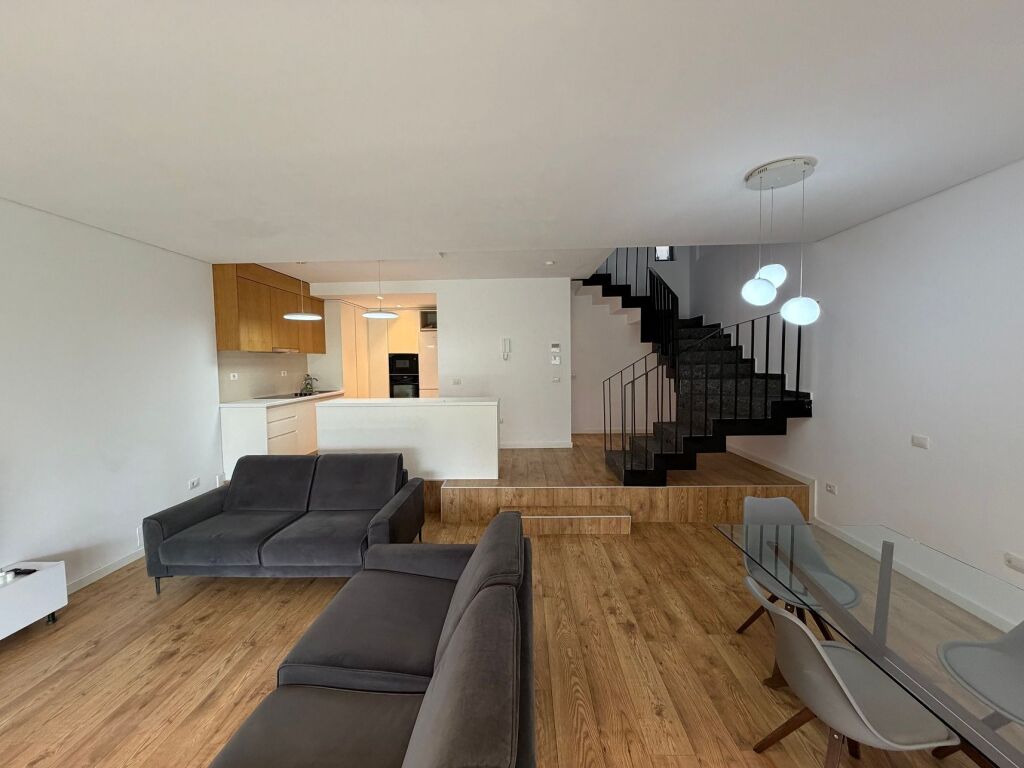 Vilë 3+1+oborr+garazhd me qera në ne TEG - MULLET