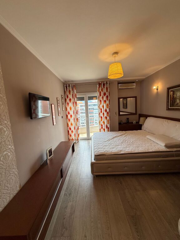 Perballe Delijorgjit Shitet Super Apartament 3+1 Me Mundesi Ndarje Ne 2 Apartamente!